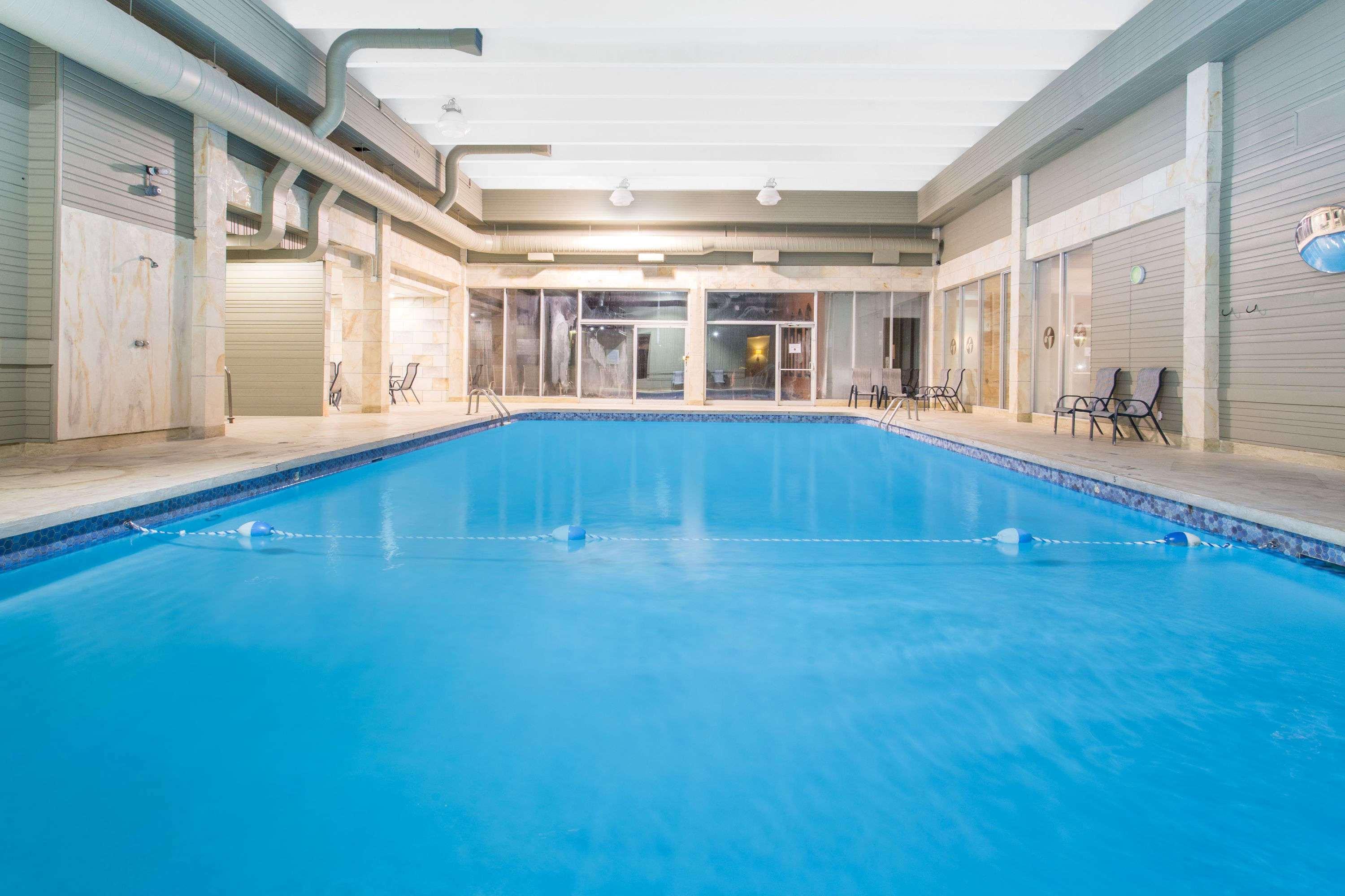 Ramada By Wyndham Cornwall Exterior foto