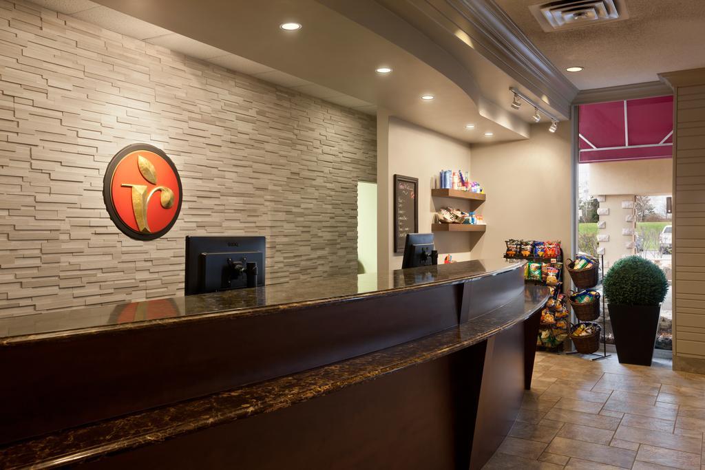Ramada By Wyndham Cornwall Exterior foto